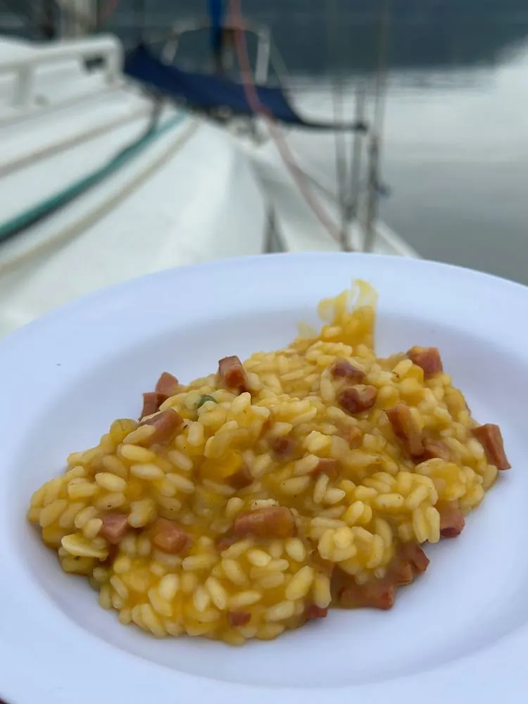 Prato servido a bordo do Limonada