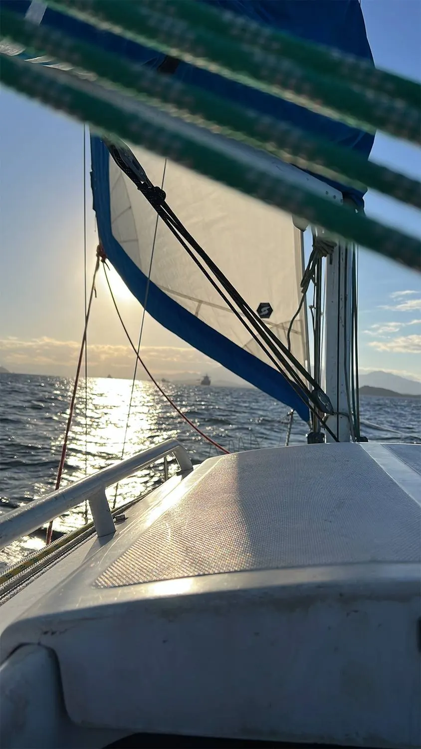 Vela do Limonada contra o sol da manhã, com o mar brilhando